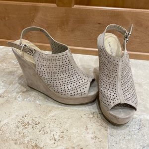 Chinese Laundry tan wedges